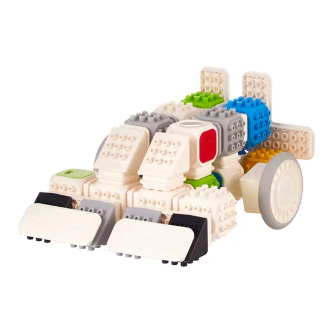 경주차 형상의 장난감으로, 여러 형태와 역할의 블록이 결합되어 있다.